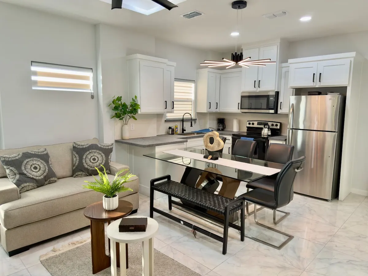 Modern Comfort - Walk to Shops